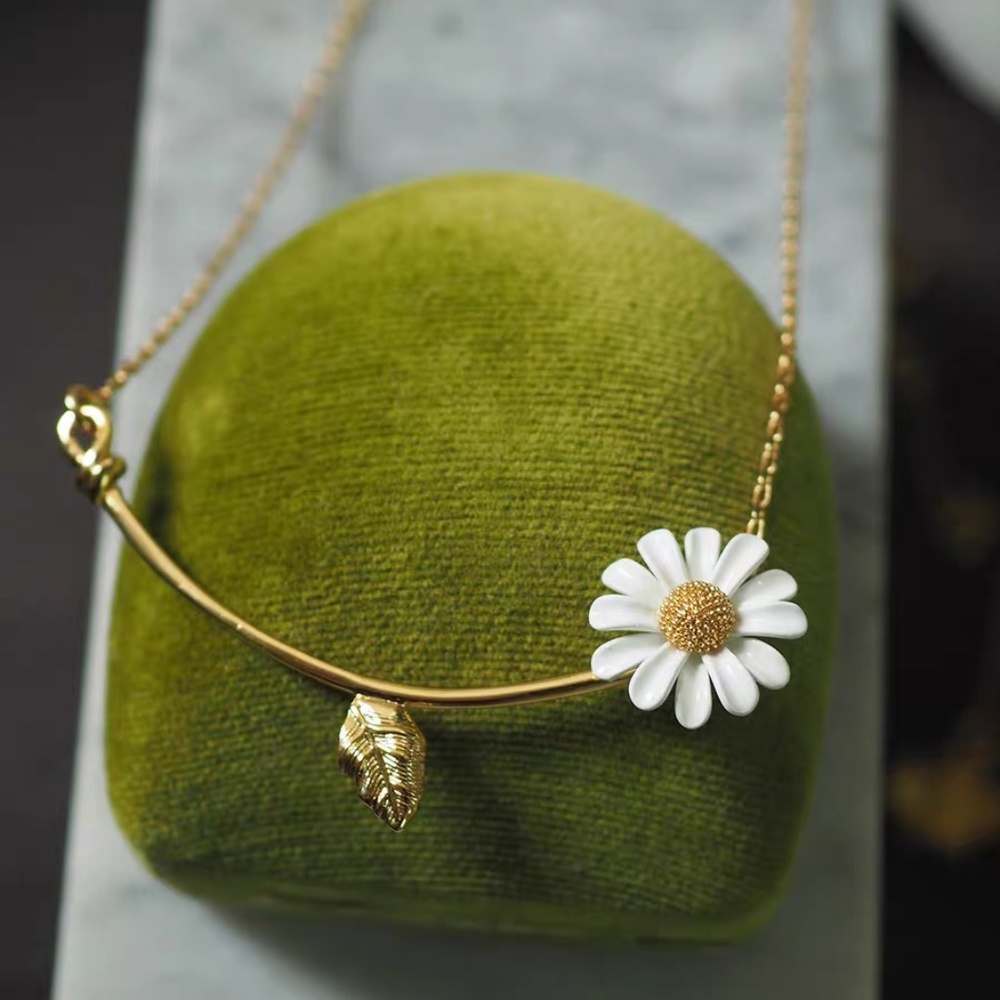 Kate Spade daisy flower necklace